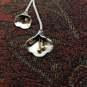 Avon necklace Color silver with little gold color